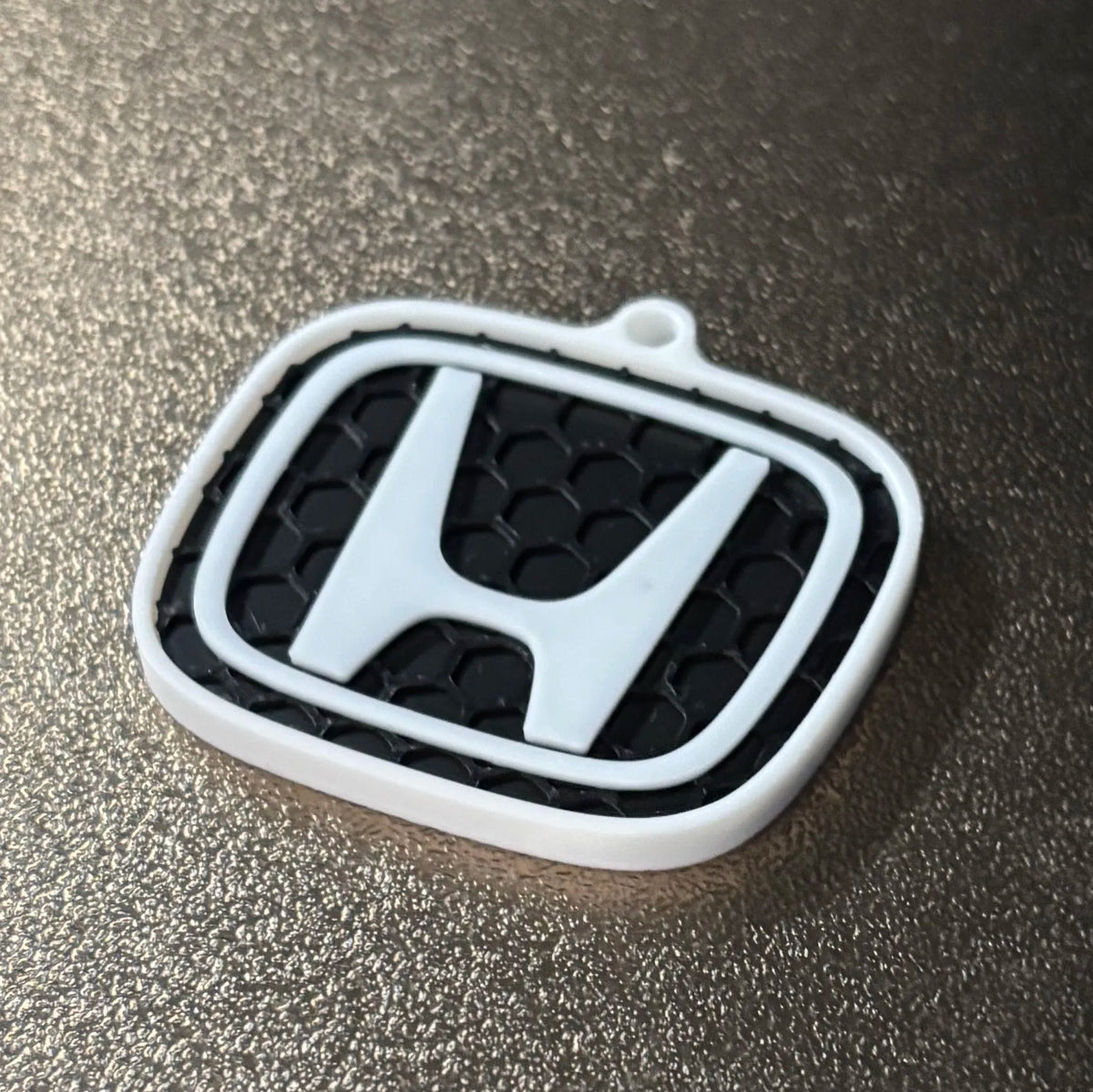 Premium Honda Keychain – Honeycomb Pattern Edition